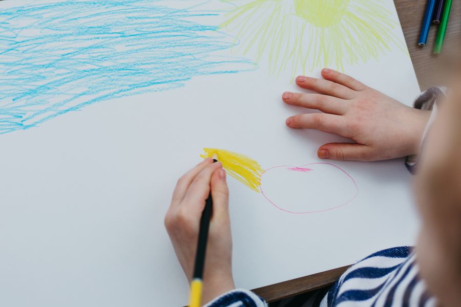 Kind tekent tijdens een kindercoachingsessie bij Brave Souls